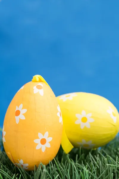 Dos huevos de Pascua en la hierba — Foto de Stock