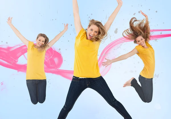 Drie van de zelfde jonge vrouw te springen van vreugde — Stockfoto