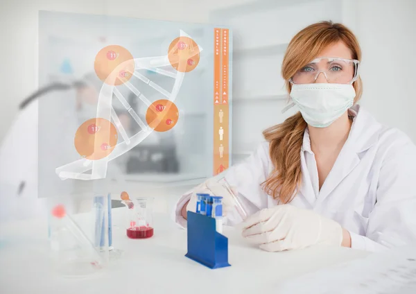 Chemiker arbeitet im Schutzanzug mit futuristischer Schnittstelle sho — Stockfoto