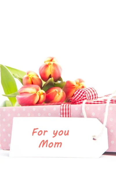 Bouquet of tulips on a gift with a card for a mother — Stock Photo, Image