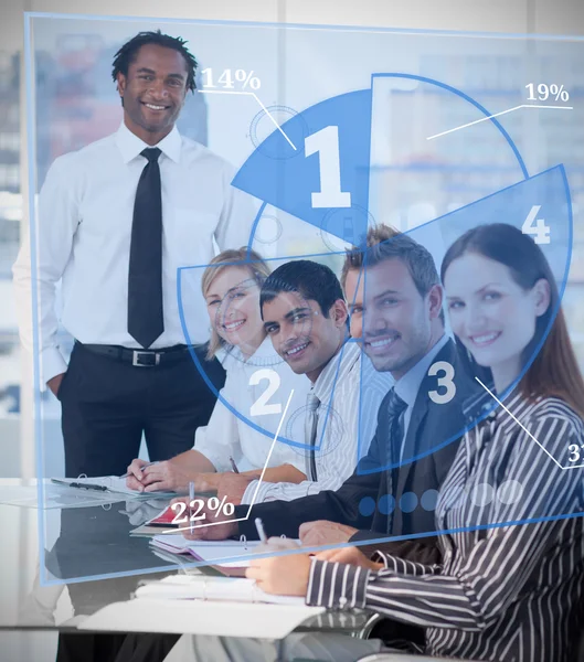 Negócio sorridente usando interface gráfico de torta azul — Fotografia de Stock