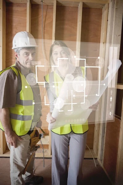 Arquitecto y capataz revisando los planos en interfaz blanca — Foto de Stock