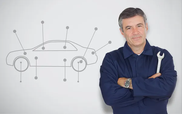 Starsze mechanik stojący obok samochodu diagramu — Zdjęcie stockowe