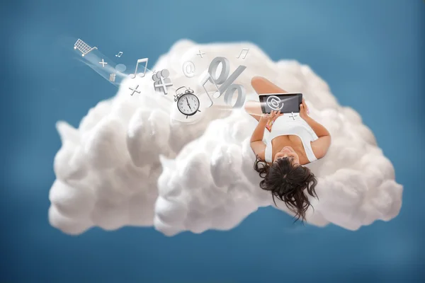 Chica morena conectada a la computación en nube —  Fotos de Stock
