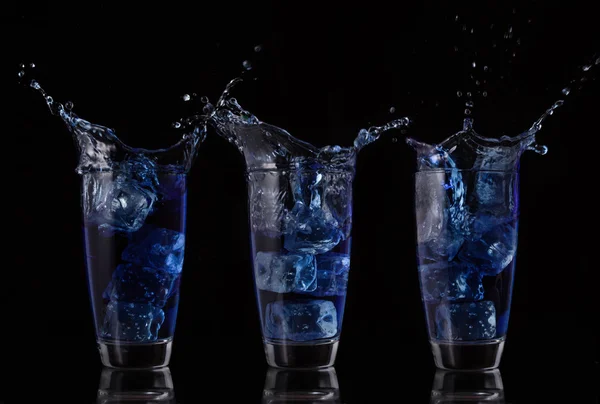 Seriële regeling van blauwe vloeibare spatten in glas — Stockfoto