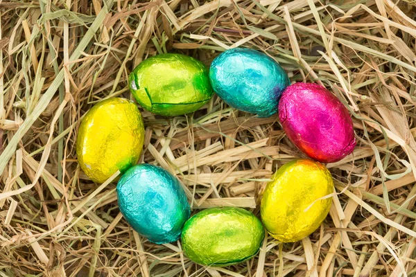 Ovos de Páscoa em um círculo em palha — Fotografia de Stock