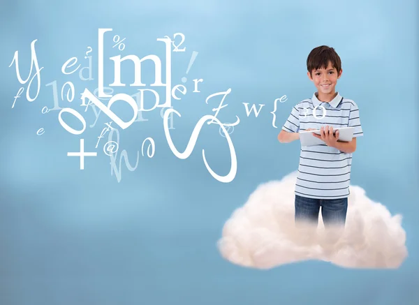 Маленький счастливый мальчик подключается к облачным вычислениям — стоковое фото