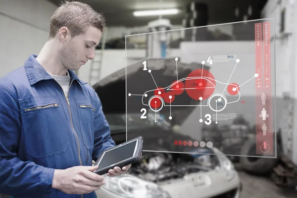 Mechanic met behulp van Tablet PC- en futuristische interface — Stockfoto