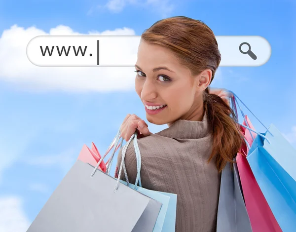 Mujer mirando por encima de su hombro con bolsas de compras bajo la barra de direcciones —  Fotos de Stock