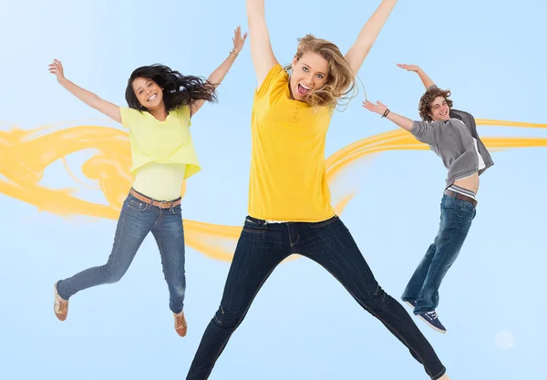 Три счастливых друга прыгают от радости — стоковое фото