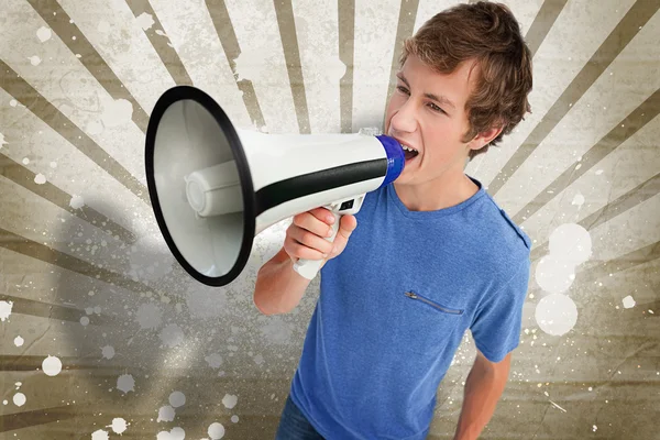 Jovem gritando através de um megafone — Fotografia de Stock