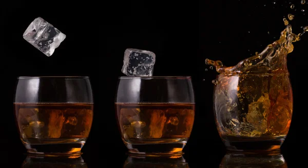 Disposition en série de la glace tombant dans le verre de whisky — Photo