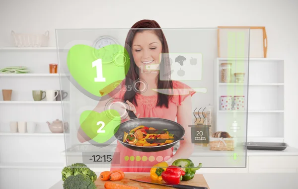 Donna che prepara la cena utilizzando l'interfaccia futuristica — Foto Stock