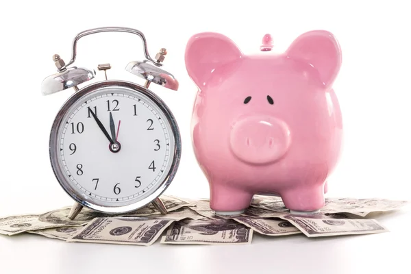 달러에 알람 시계 옆에 분홍색 돼지 저금통 — 스톡 사진