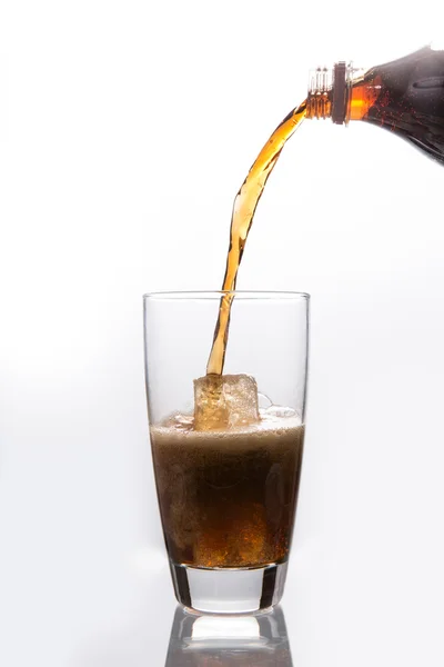 Soda gieten in glas — Stockfoto