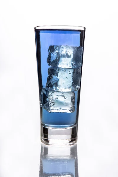 Sklenici vody s třemi kostkami ledu — Stock fotografie