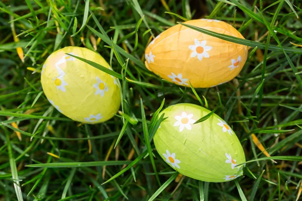 Três ovos de Páscoa embrulhados em papel alumínio — Fotografia de Stock