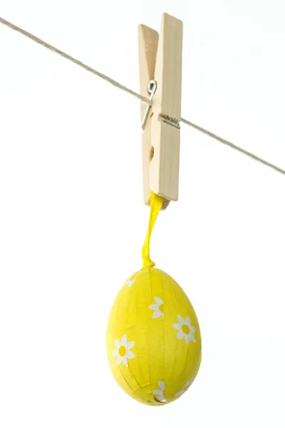 Sarı bir çizgi asılı Paskalya yortusu yumurta — Stok fotoğraf