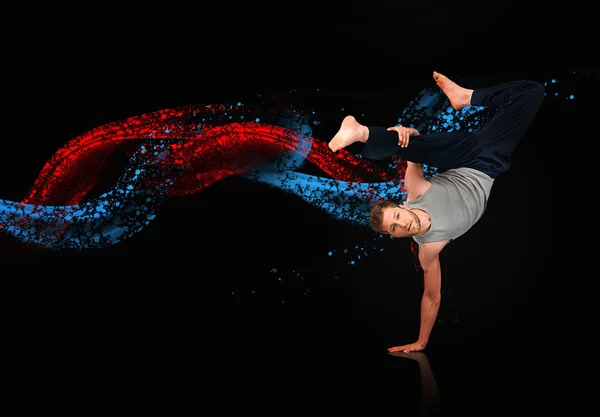 Σπάστε χορευτής δείχνει ευκινησία και την ισορροπία του — Φωτογραφία Αρχείου