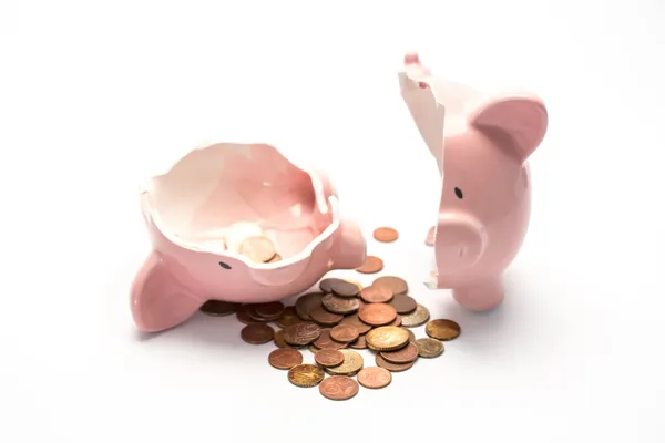 Piggy banco quebrado com dinheiro — Fotografia de Stock