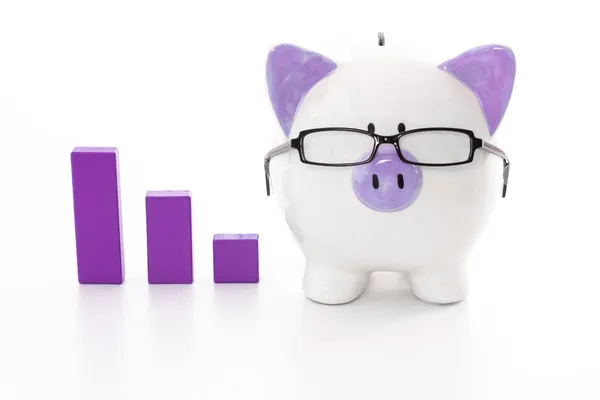 Piggy banco usando óculos com modelo gráfico roxo — Fotografia de Stock
