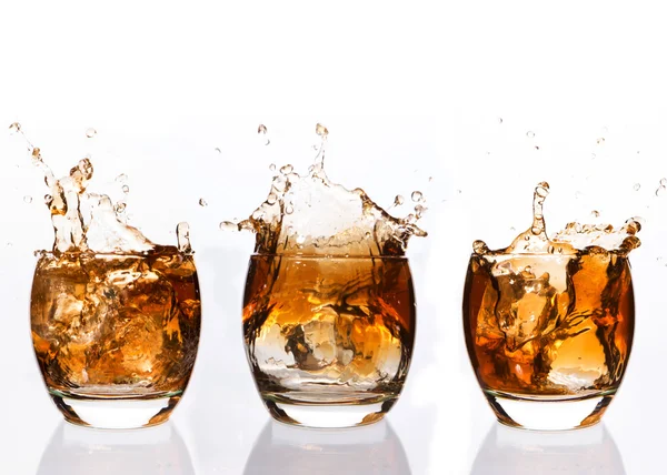 Serielle Anordnung von Whiskey, der im Tumbler spritzt — Stockfoto