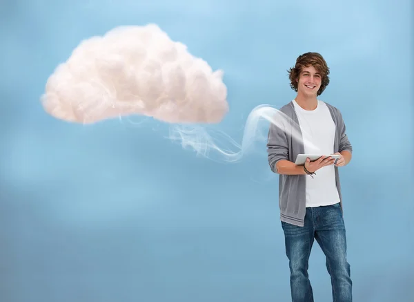 Jeune homme se connectant au cloud computing — Photo