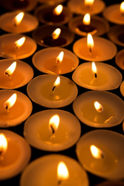 Kerzen erhellen die Dunkelheit — Stockfoto