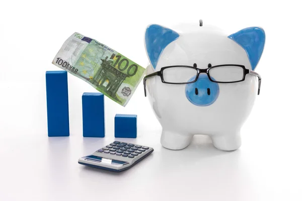 Banco piggy azul e branco usando óculos com calculadora — Fotografia de Stock