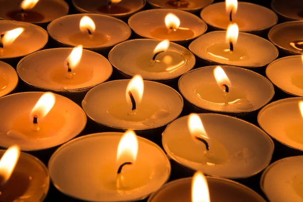 Molte candele che bruciano — Foto Stock