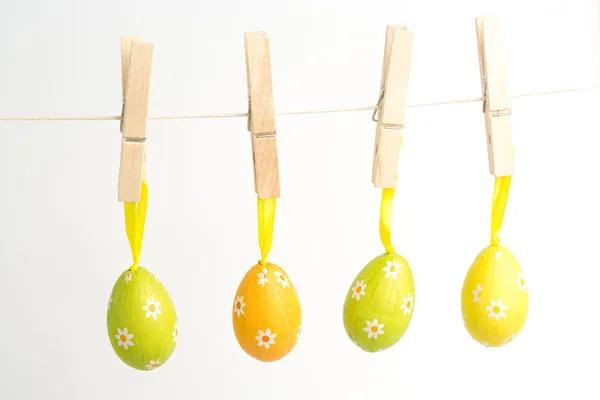 Cuatro huevos de Pascua colgando de una línea —  Fotos de Stock