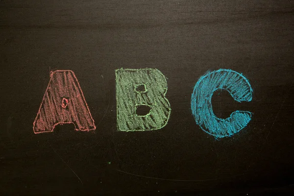 ABC getekend en gekleurd op blackboard — Stockfoto