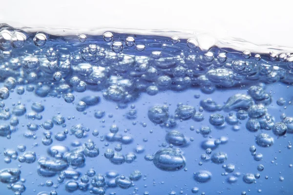 Närbild på vatten med bubblor — Stockfoto