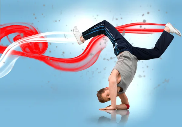 Break dancer mostrando la sua agilità ed equilibrio — Foto Stock