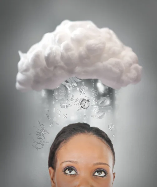 Chica pensando en computación en nube —  Fotos de Stock