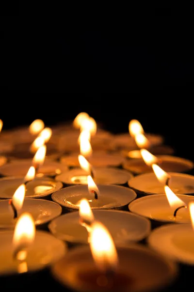 Kerzen erhellen die Dunkelheit — Stockfoto