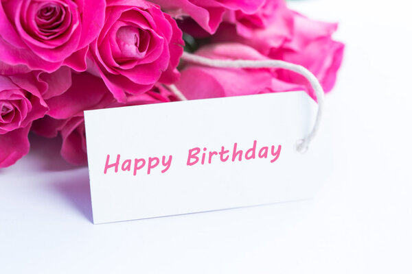 Primer plano de un hermoso ramo de rosas con un feliz cumpleaños c — Imagen de stock Primer plano de un hermoso ramo de rosas con un feliz cumpleaños c Fotos De Stock Sin Royalties Gratis
