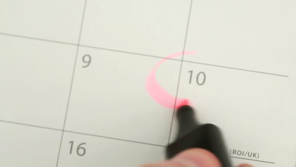 Man circling mothers day on calendar — Stock Video