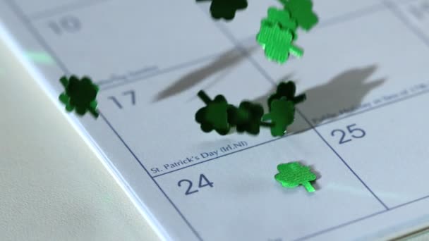 Shamrock confetti vallen op calander — Stockvideo