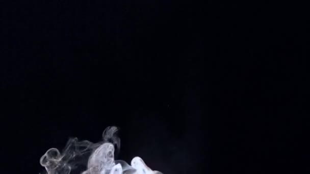 Восходящий белый дым — стоковое видео