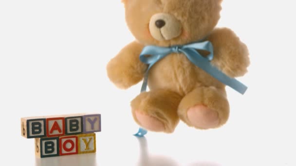 Fluffig teddybjörn omfattas förutom baby block — Stockvideo