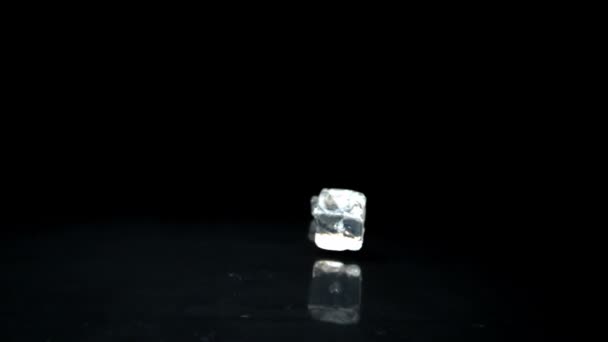 Dwie kostki lodu toczenia w kierunku kamery — Wideo stockowe