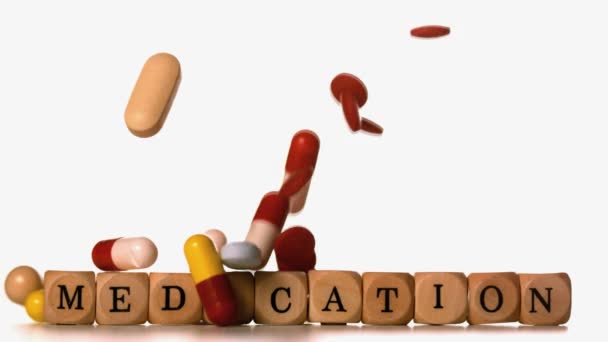Verschillende tabletten vallen over dobbelstenen spelling medicatie — Stockvideo