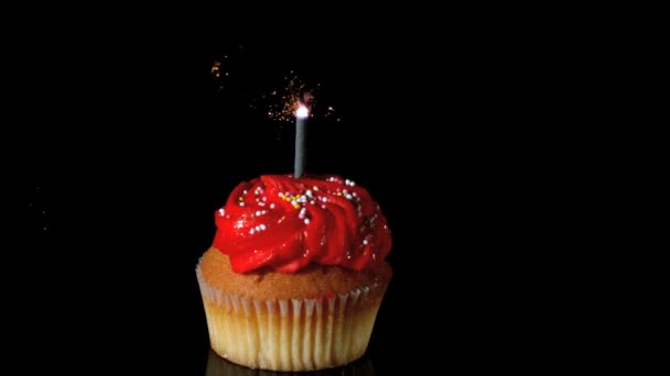 Wunderkerze brennt auf rotem Geburtstagskuchen — Stockvideo