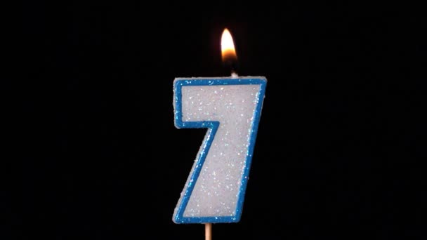Sette candele di compleanno tremolanti ed estinguenti su sfondo nero — Video Stock