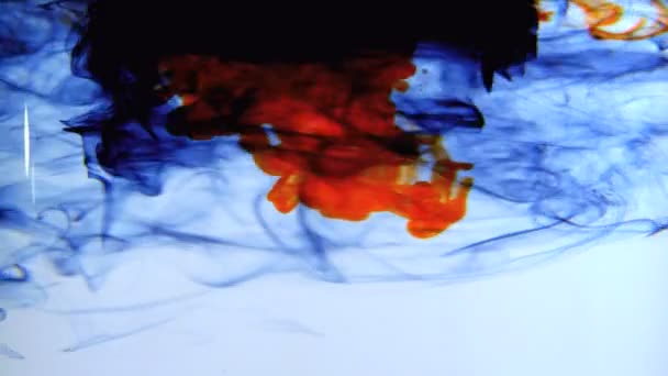 Encre bleue orange et noire tourbillonnant dans l'eau — Video