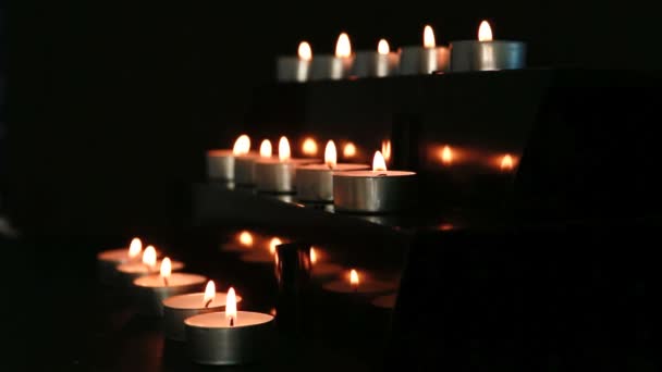 Свечи у алтаря — стоковое видео