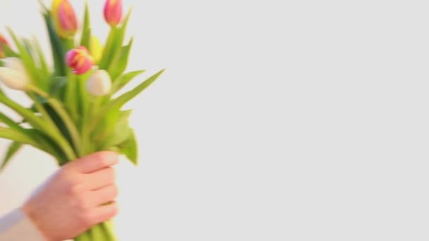 Homme offrant un bouquet de tulipes — Video