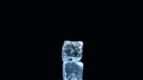 两个冰落在黑色背景上的多维数据集 — 图库视频影像