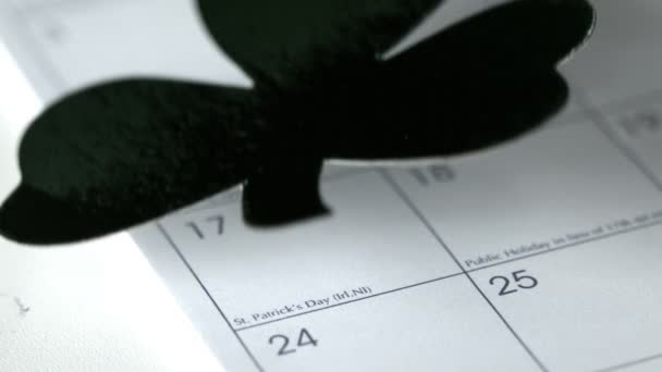 Grande trifoglio che cade sul calendario — Video Stock